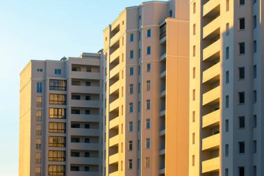 Çok katlı yeni bir konut binasının cephesi. mimari ve modern yapı