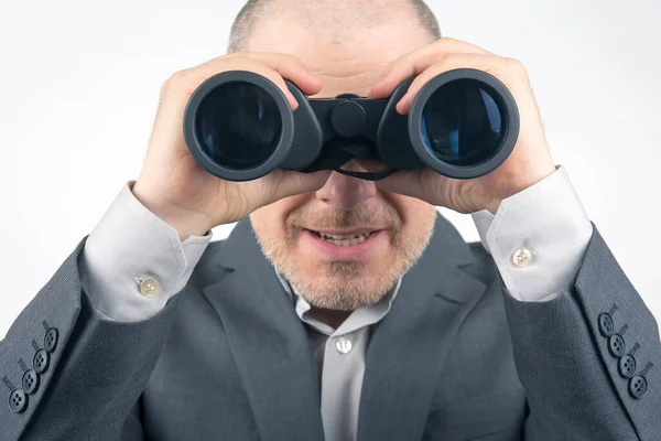 남자는 쌍안경을 성공적 사업의 목표들 — 스톡 사진
