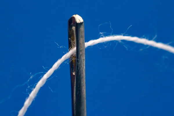 Foto Macro Uma Agulha Fio Branco — Fotografia de Stock