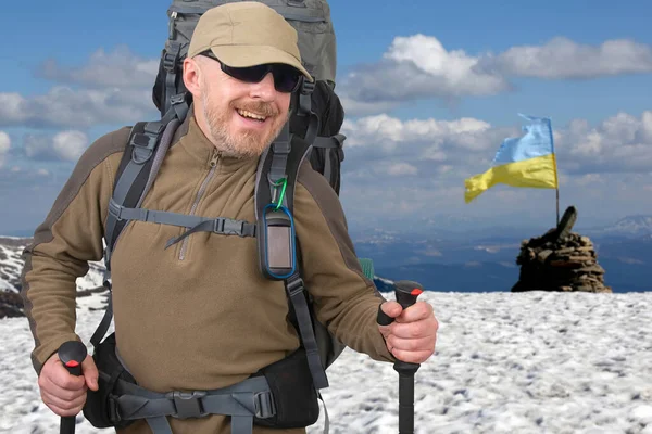 Turista Feliz Com Mochila Está Viajando Nas Terras Altas Bela — Fotografia de Stock