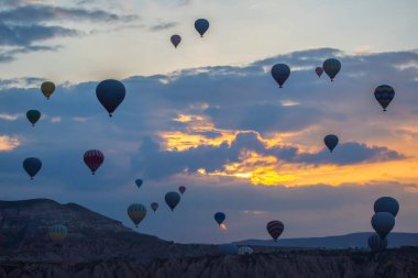 Kapadokya 'da sabah gökyüzünde uçan bir sürü insan balonu var.