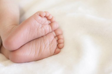 Uyuyan yeni doğmuş bir bebeğin ayakları.