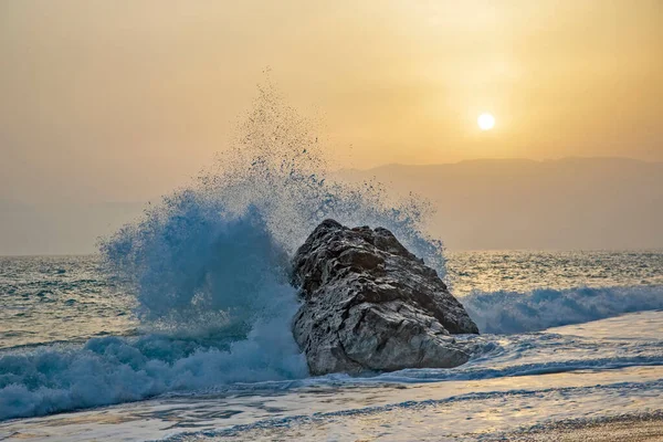 Sea Wave Beating Force Rock Sunset — Stock Photo, Image