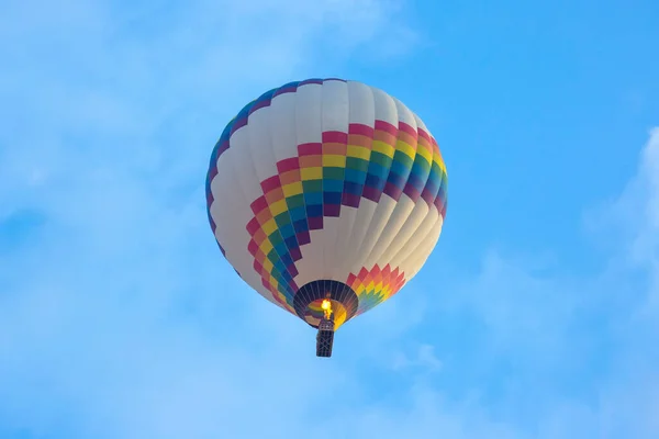 在卡帕多西亚 人们在天空中飞翔的彩色气球 — 图库照片