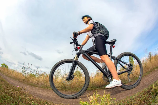 Schöne Radfahrerin Mit Einem Fahrrad Der Natur Gesunder Lebensstil Und — Stockfoto