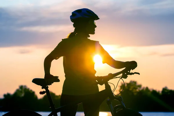 Silhouette Eines Radfahrermädchens Mit Fahrrad Vor Dem Hintergrund Eines Sonnenuntergangs — Stockfoto