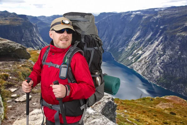 Счастливый Турист Рюкзаком Путешествует Высокогорью Озеро Языке Троллей Норвегия — стоковое фото