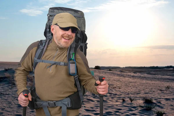 Счастливый Турист Рюкзаком Путешествует Пустынном Месте Фоне Солнца — стоковое фото