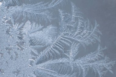 Pencere camında buzlu izler var. Yakın plan. Doğal dokular ve arka planlar. Donmuş buz desenleri