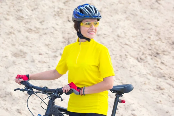 Bela Menina Ciclista Com Bicicleta Contra Fundo Das Areias Esportes — Fotografia de Stock