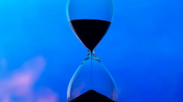 Reloj Arena Sobre Fondo Azul Valor Del Tiempo Vida Una —  Fotos de Stock