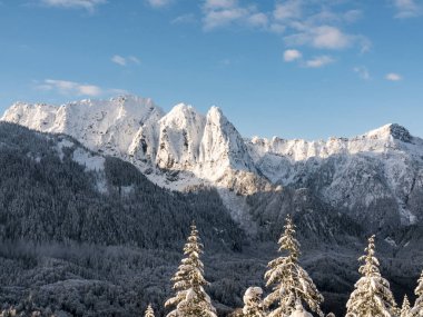 Güzel mavi gökyüzü güneşli gün dağ manzarası ile kış karla kaplı