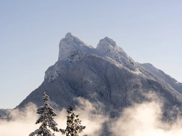 Золотий помаранчевий туман хмари нижче сніг покриті вершин гори Baring — стокове фото