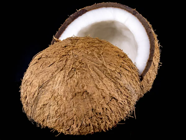 Закрыть крышку кокосового ореха на черном фоне — стоковое фото