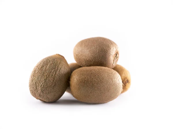 Rijpe Kiwi Fruit gestapeld voor Snacking geïsoleerd door de witte achtergrond — Stockfoto