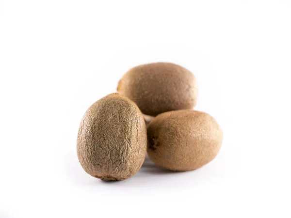 Egész Kiwi Fruit kijelző elszigetelt fehér háttér-val sekély mélység-ból mező — Stock Fotó