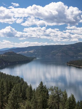 Mavi gökyüzü ve göl Roosevelt Doğu Washington üzerinde dağınık bulutlar