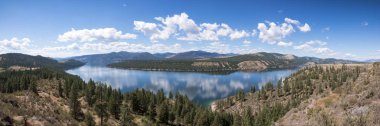 Güzel bir güneşli gün göl Roosevelt Pacific Northwest bulut yansıması Panoraması