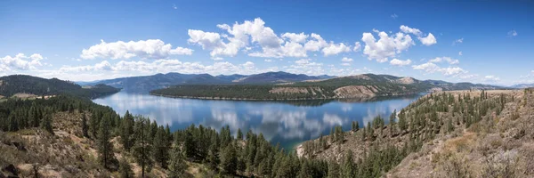 Güzel bir güneşli gün göl Roosevelt Pacific Northwest bulut yansıması Panoraması