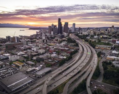 Seattle, Washington helikopter açısı ile günbatımı Afterglow