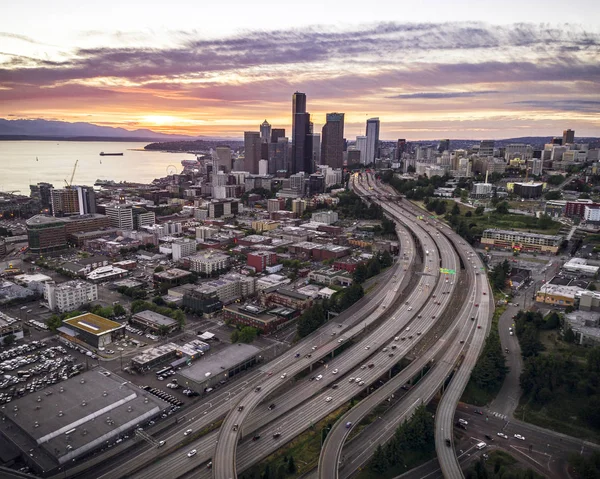 在西雅图，华盛顿与直升机角度上的落日余辉 — 图库照片
