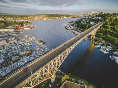 Güneşli yaz gününde Seattle Köprüsü'nün stilize havadan görünümü