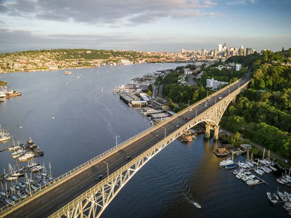 Pacific Northwest ünlü köprüsü üzerinde tarih Pzr uçan helikopter