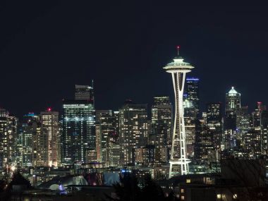 Gece Cityscape Seattle Skyline için karanlık gökyüzü arka plan ile 