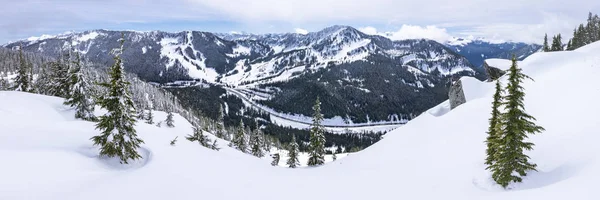 Vue panoramique sur le sommet de la montagne du populaire Washington Ski et Snowbo — Photo