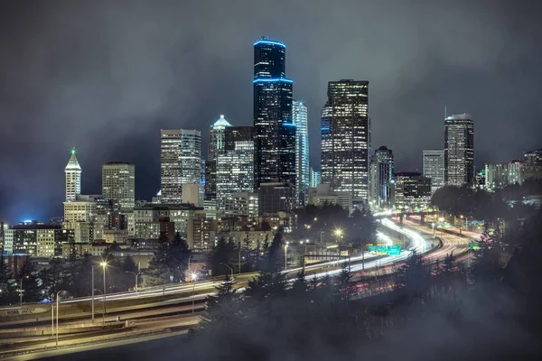 夜雾城市景观的市中心西雅图摩天大楼建筑智慧 — 图库照片