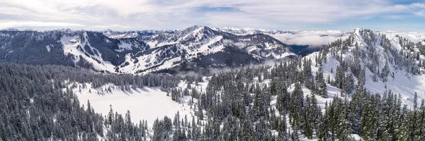Hélicoptère sur la destination de sports de montagne d'hiver — Photo