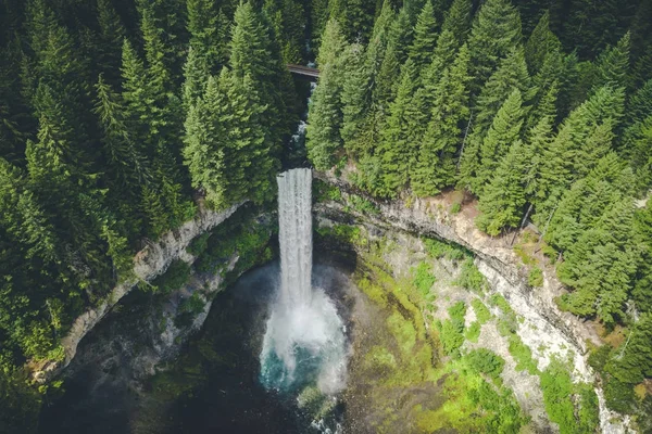 Gestileerde luchtfoto van waterval in Brits-Columbia wildernis — Stockfoto
