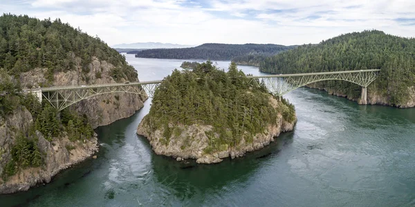 Paisaje costero del puente masivo que conecta las islas — Foto de Stock