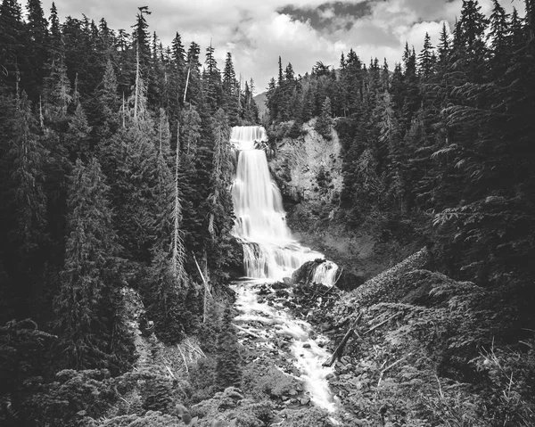 Svart och vitt vattenfall lång exponering av Alexander faller f.Kr. — Stockfoto