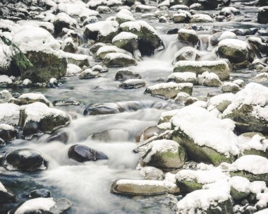 Karda akan kış uzun pozlama nehir su taş kaplı