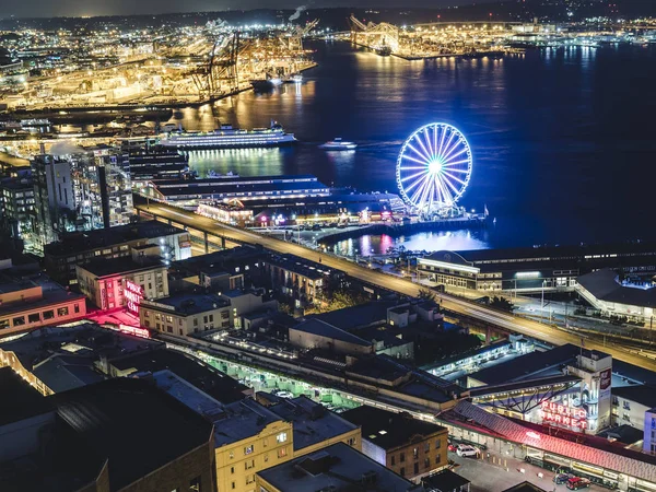 Seattle Waterfront Bright şehir ışıkları gece çatı açısı