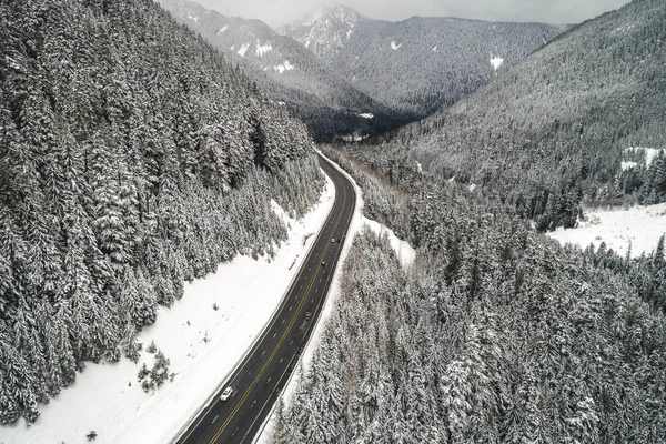 Cars Travel Stevens Pass Highway 2 in Winter Snow — Stock Photo, Image