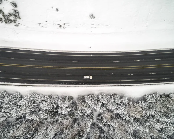 Vinterberg snö Highway Roadtrip Overhead antenn — Stockfoto