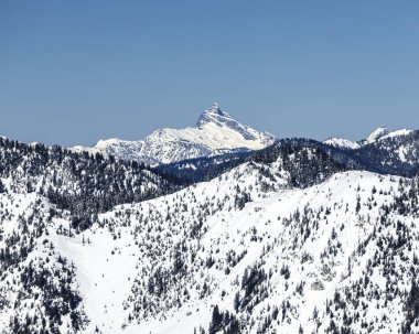 Karlı Şelale Sırasındaki Eşsiz Çarpık Dağ Tepesi