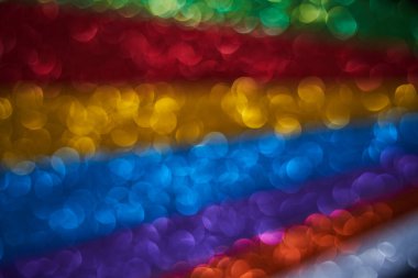 Yeşil, kırmızı, sarı, mavi, menekşe, turuncu, beyaz ve siyah. Pırıltıdan güzel bir arka plan, parıltı. Küçük ve büyük daireler