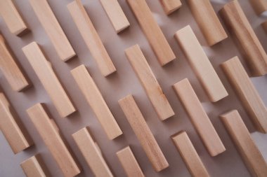 Tahta parmaklıklar. Beyaz arka plana uzan. Reklam için güzel ışıklandırma efekti