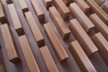 Tahta parmaklıklar. Beyaz arka plana uzan. Reklam için güzel ışıklandırma efekti