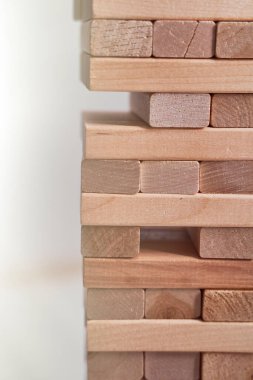 Tahta parmaklıklar. Beyaz arka plana uzan. Reklam için güzel ışıklandırma efekti