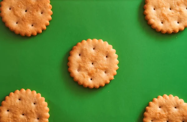 Runder Cracker Auf Grünem Hintergrund — Stockfoto