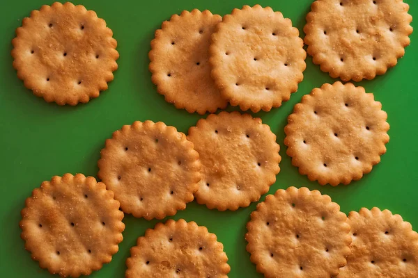 Runde Cracker Auf Grünem Hintergrund — Stockfoto