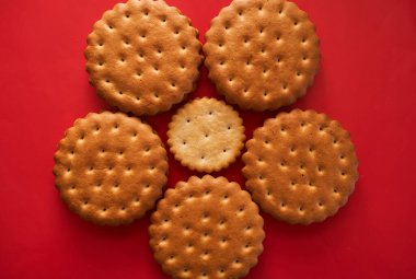 Kırmızı arkaplan / çiçek / üst görünümde bisküviler