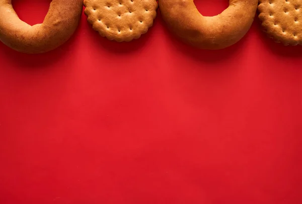 Cookies Und Bagels Auf Rotem Hintergrund Mit Der Möglichkeit Text — Stockfoto