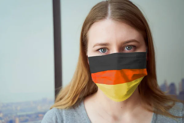 Chica Una Máscara Protectora Con Bandera Alemania Impresión Acloseup —  Fotos de Stock