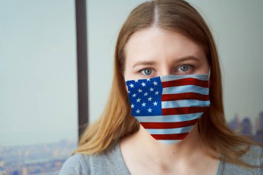 Amerikan bayrağı izi olan koruyucu maskeli bir kız.