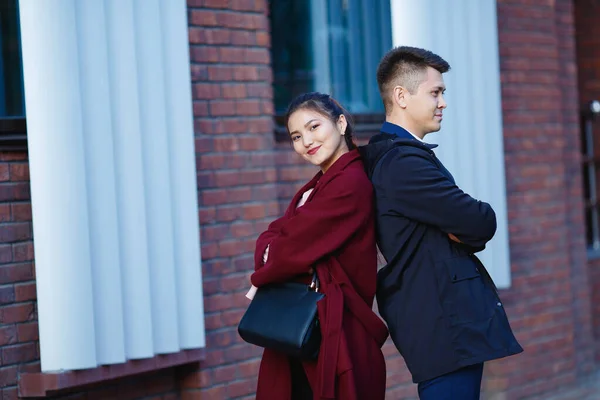 Chica Asiática Novio Están Vuelta Uno Otro Chica Mirando Lente — Foto de Stock